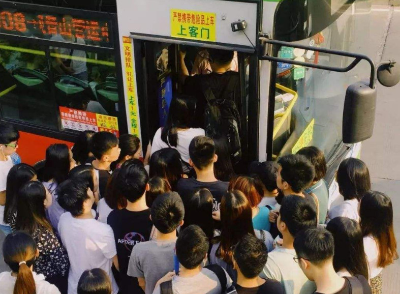 公交车挤那么多人为什么不超载,交警说出原由,长知识了
