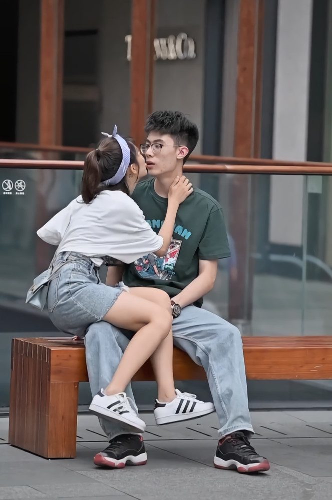 超般配情侣:"你穿裤子我穿裙",配同款t恤,秀恩爱甜爆街头!