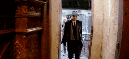 一脸的淡定无畏,气场一米八,走路带风,