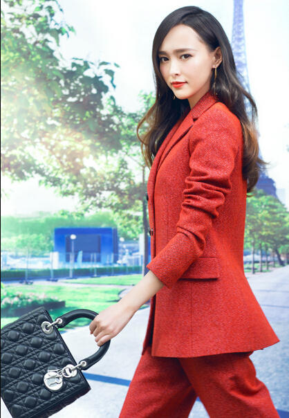 唐嫣为法国名牌拍写真 背景巴黎铁塔竟是假的