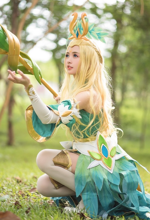 王者荣耀精灵王昭君cos,白丝金发大长腿,森林中的仙女