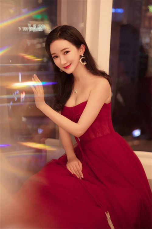 孙心娅亮相上海高定时装周,一袭红裙展现女神风范