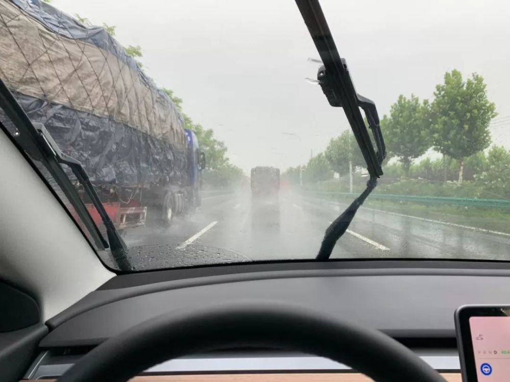 那么在雨天或者夜晚,标线不清晰的情况下,ap的表现还是一样稳定吗?