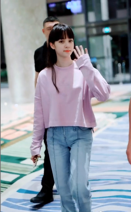 欧阳娜娜穿紫色卫衣配牛仔裤 夏日限定薰衣草女孩又现
