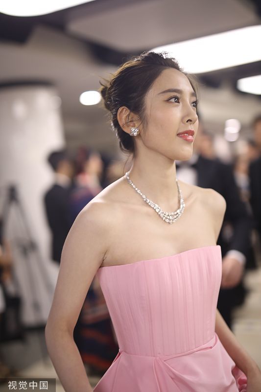 唐艺昕粉抹胸长裙甜美温婉优雅,丸子头甜笑满屏少女感