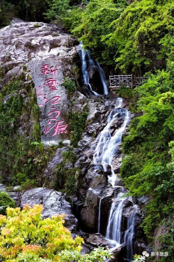 美翻了!这座山夏日泉涌,云雾萦绕