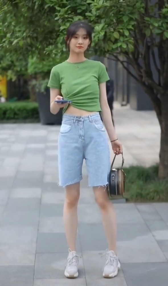 腰细的女生能有多"嚣张",能把上衣提到胃,这腰非常人所有!