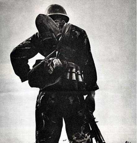 图为对越作战中的一名解放军战士背影.