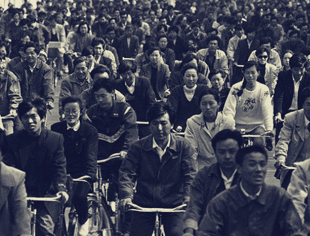 老照片:80年代自行车大军,图3一对情侣骑二八自行车有