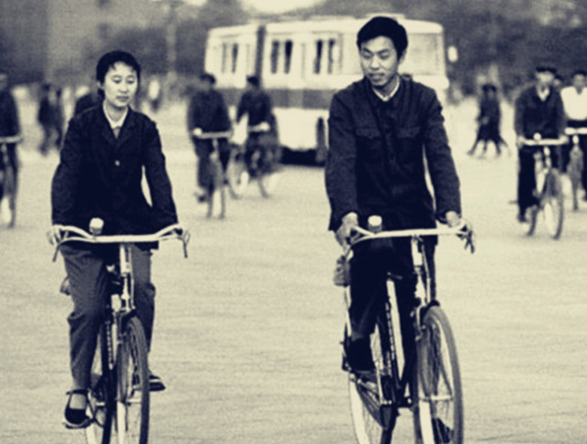 老照片:80年代自行车大军,图3一对情侣骑二八自行车有
