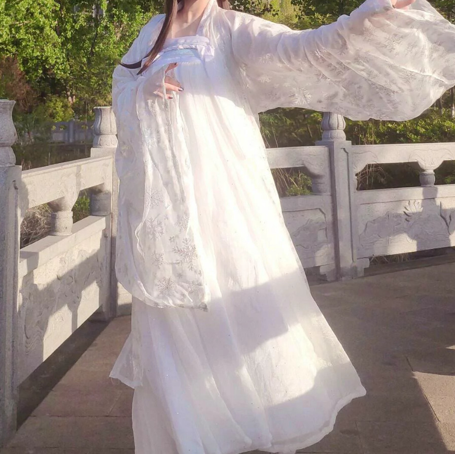 本以为白色汉服很丧,看到这组仙女照片,实名制心动了!