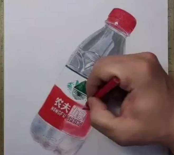 美术生突然口渴,随手在纸上画出"矿泉水"!网友:我干了