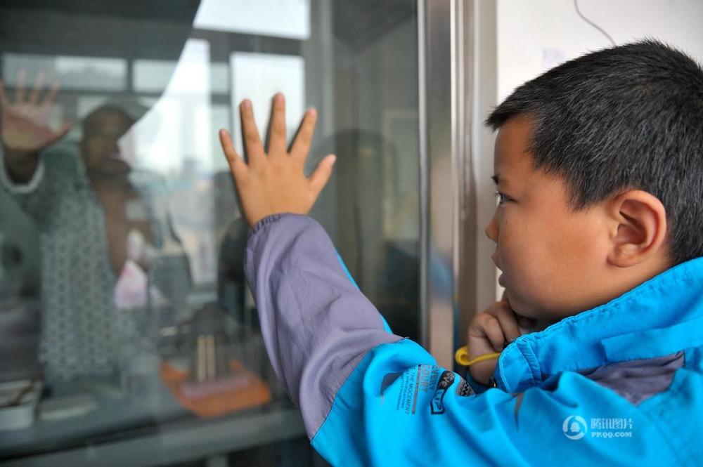 男孩救父:抽光血也要救爸爸