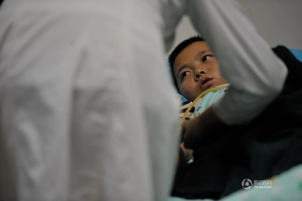 男孩救父:抽光血也要救爸爸