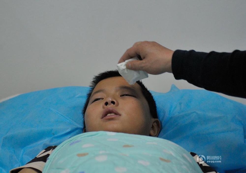 男孩救父:抽光血也要救爸爸