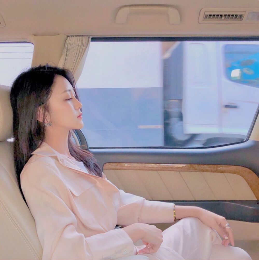 图中的女孩看起来是很霸气的,穿着一身白色的衣服给人的感觉是很端庄