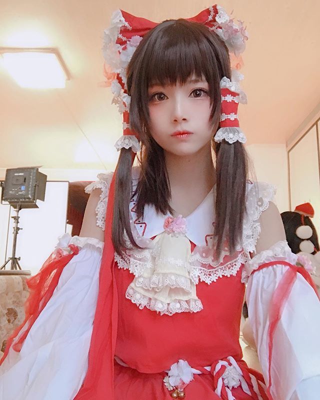 给大家欣赏,其实我当时第一眼看到"萌死人绊爱cosplay"的组图,我真的