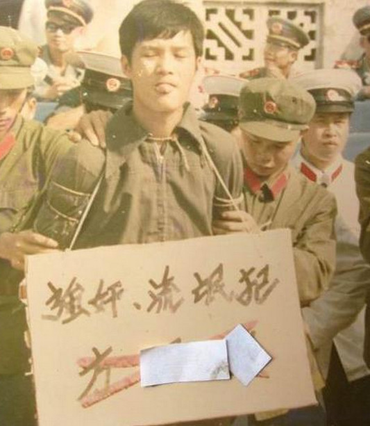 80年代处决流氓犯公审现场:图5的罪犯跪地,笑容诡异!