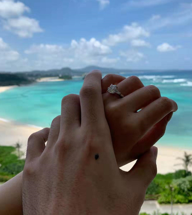 李荣浩求婚杨丞琳,牵手"晒钻戒"却被"它"抢镜,网友:黑白配