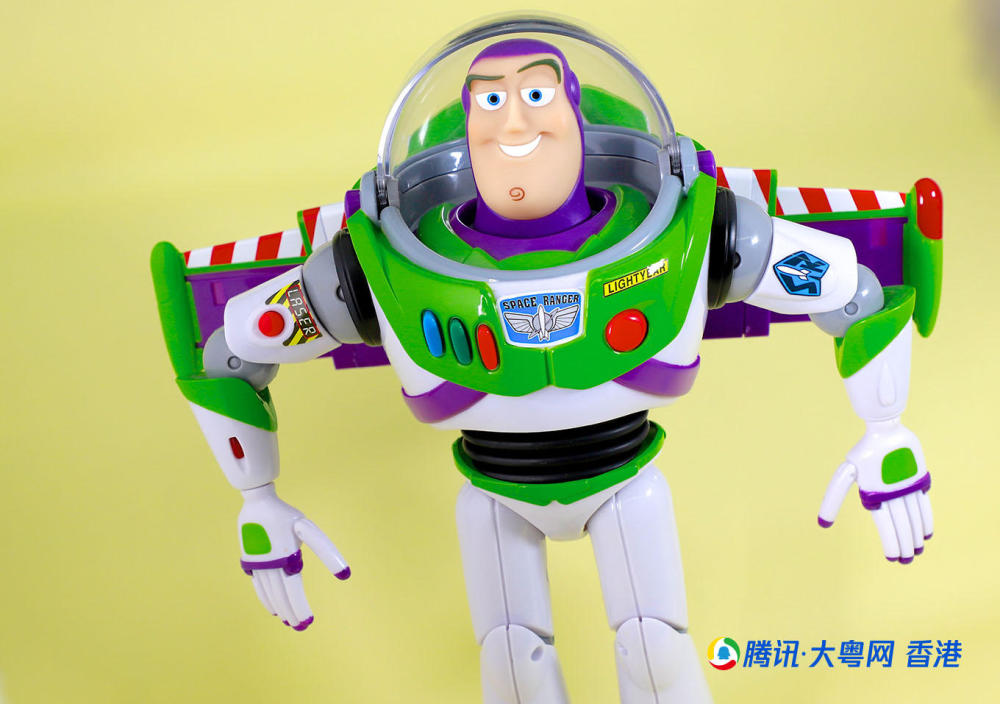 而巴斯光年的玩具包装设计也是在致敬60年代推出的"billy blastoff"