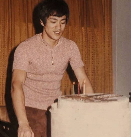 李小龙的珍藏老照片:图2李小龙在过生日,图3尽显猛男风范!