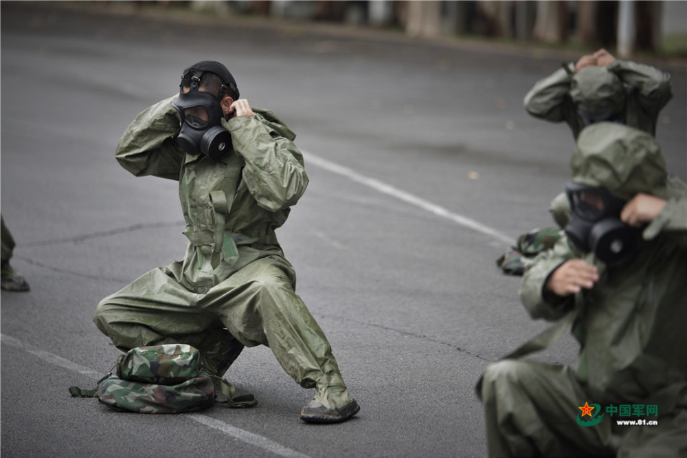 实拍武警官兵防化救援应急演练