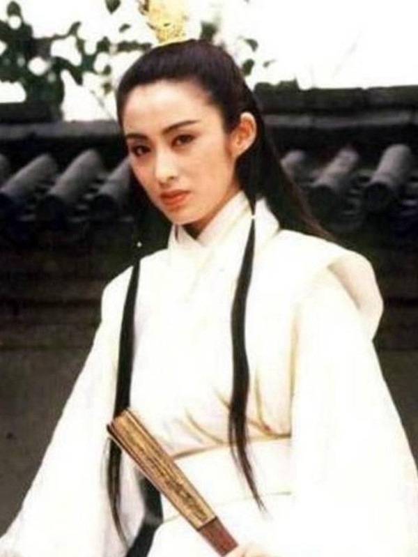 图7是张敏在李连杰电影版的倚天屠龙记中扮演的赵敏,一身白衣的小郡主