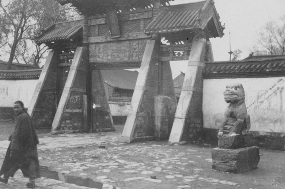济南贡院大门.大门中间悬挂了"贡院"的匾额,贡院是古代乡试的考场.