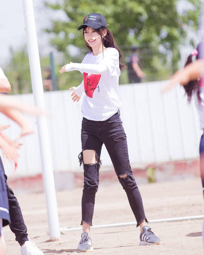 杨颖牛仔裤 angelababy,杨颖的身材 angelababy,杨颖破洞牛仔裤,杨颖穿搭,明星穿搭,国内女星