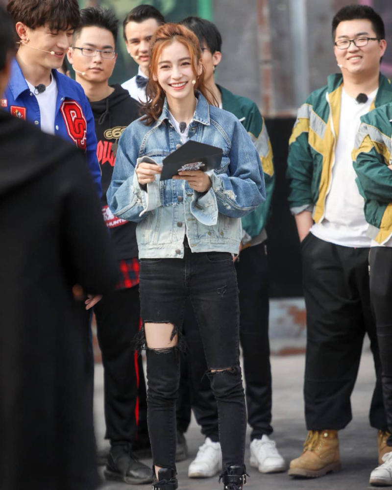 杨颖牛仔裤 angelababy,杨颖的身材 angelababy,杨颖破洞牛仔裤,杨颖穿搭,明星穿搭,国内女星