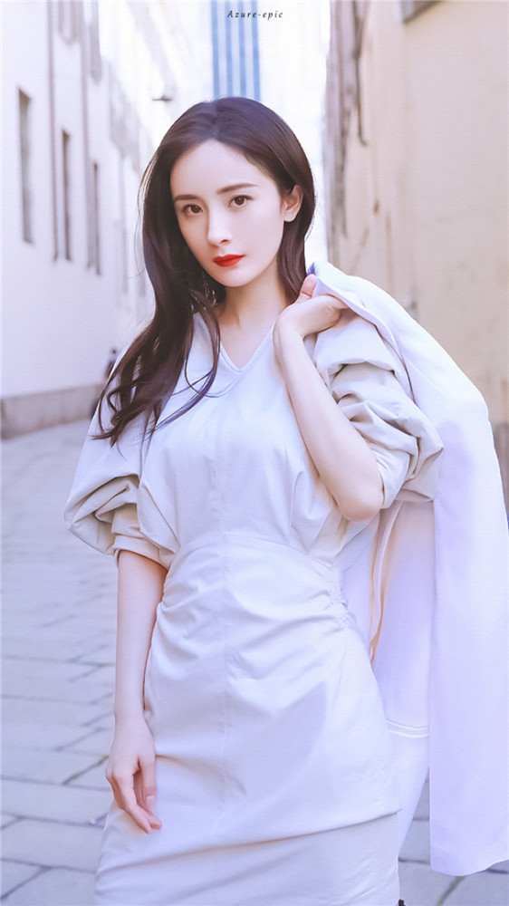 杨幂白裙照:32岁看起来还如此年轻漂亮,真是个有魅力的女人