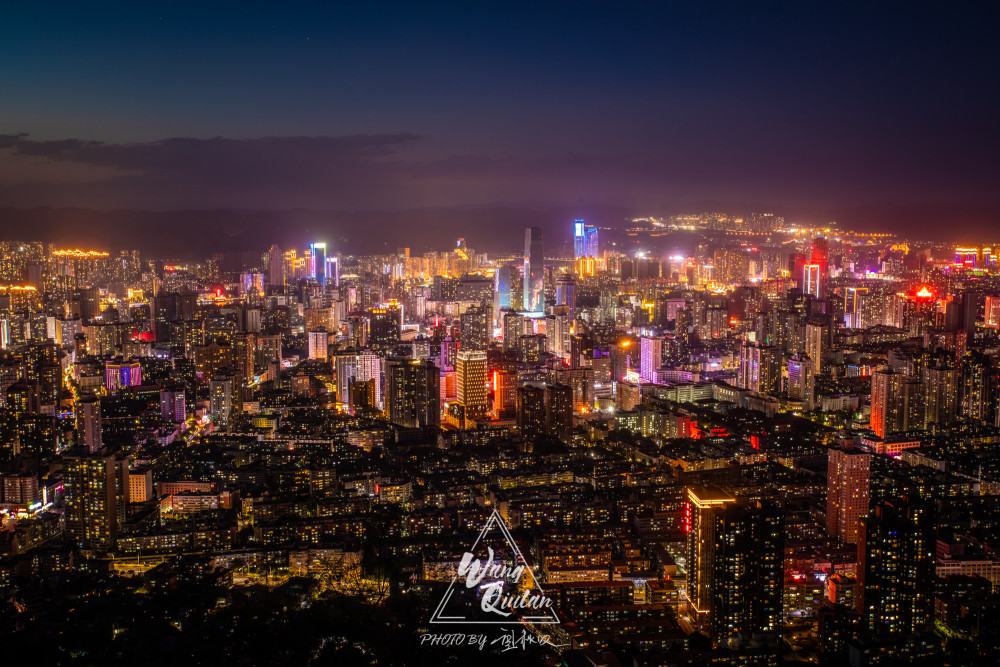 皋兰山之上的兰州城夜景,仿佛太平山顶俯瞰香港中环