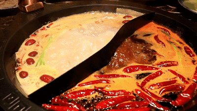 肥美的牛羊肉,脆爽的毛肚,新鲜的时蔬……涮星捞月,秀色可餐.