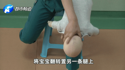通过 按压腹部排出异物