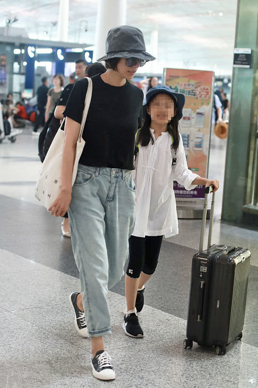 袁泉携夏雨和女儿走机场,女儿穿白衬衫搭健美短裤,气质随了妈!