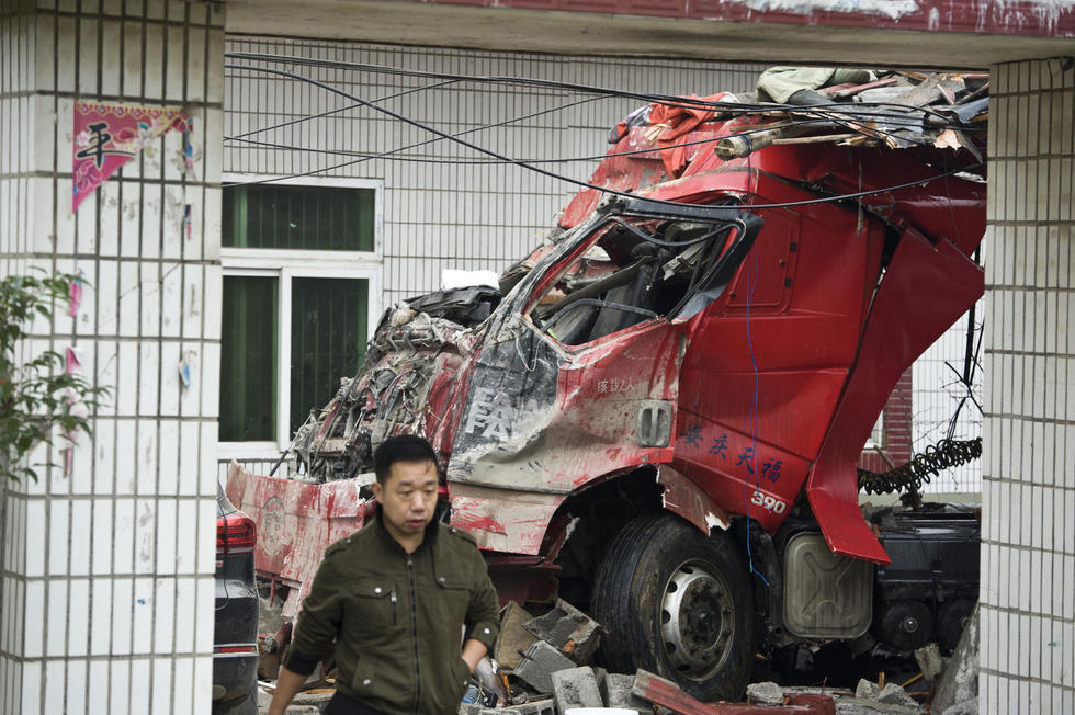 安徽一槽罐车冲进民房 29吨危化品险泄漏