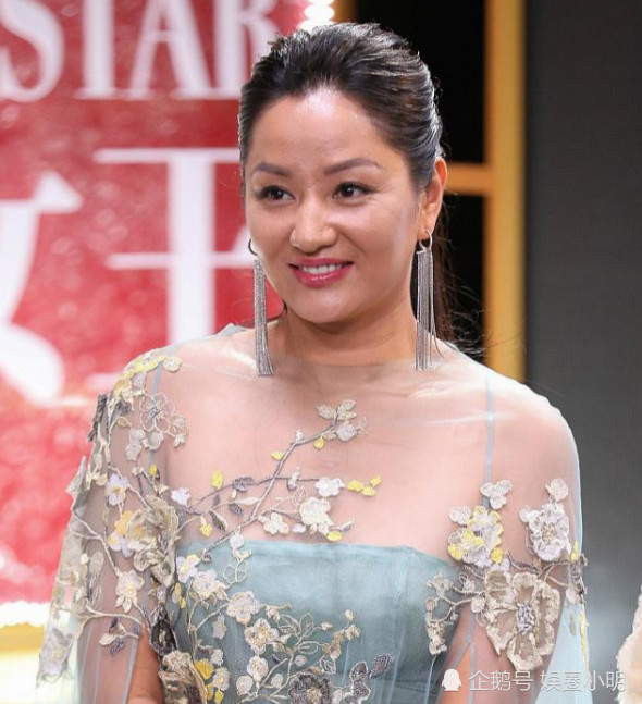 女神瞿颖变贾玲?皮肤黝黑硬凹仙女造型,发福严重与舞台格格不入