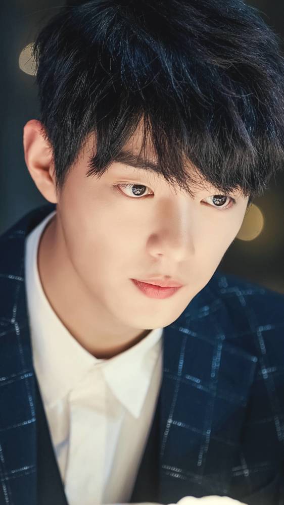 肖战有优越的身高,元气的笑容,言谈间散发出一种邻家学长的亲和气质.