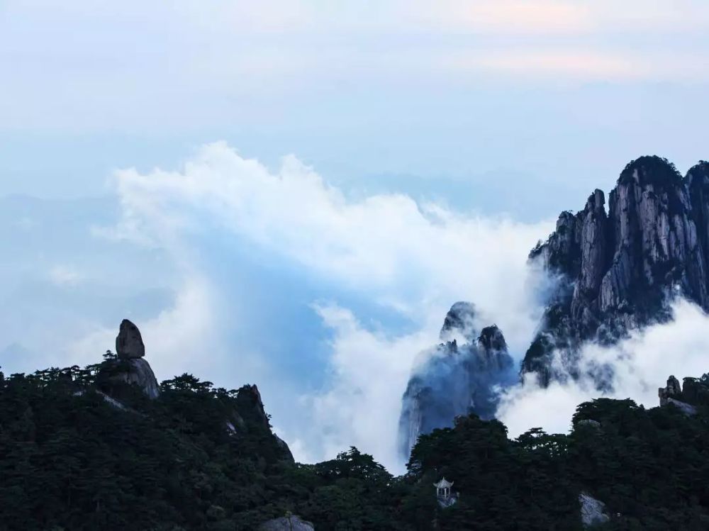 白云景区位于黄山西部,集松,石,泉于一体,独具黄山山水之胜.