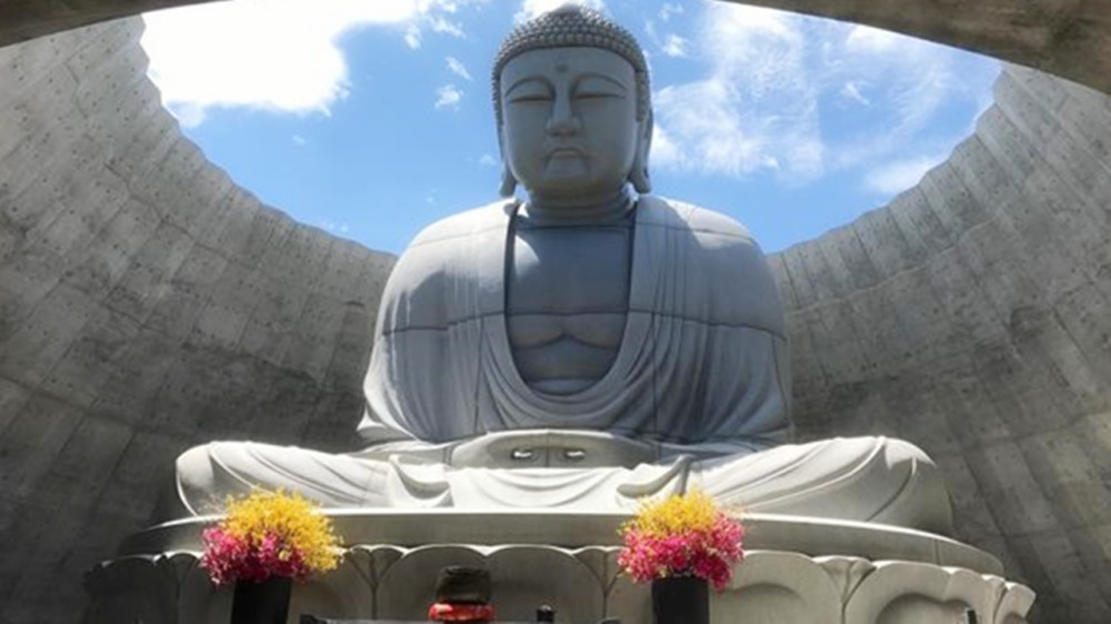 世界上"最神秘"的墓地大佛,虽只露出半个佛头,但它雄伟壮观!
