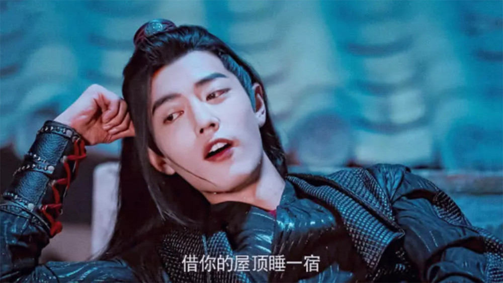在《陈情令》中肖战饰演魏无羡,剧中魏无羡一边吹笛子,眼泪控制不住留