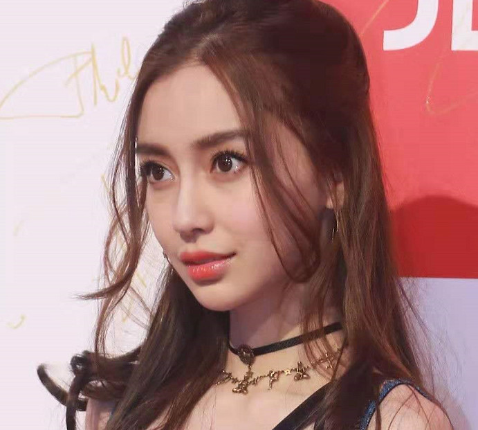 baby颜值又遭吐槽,大眼袋法令纹太抢镜,还"撞脸"杨幂