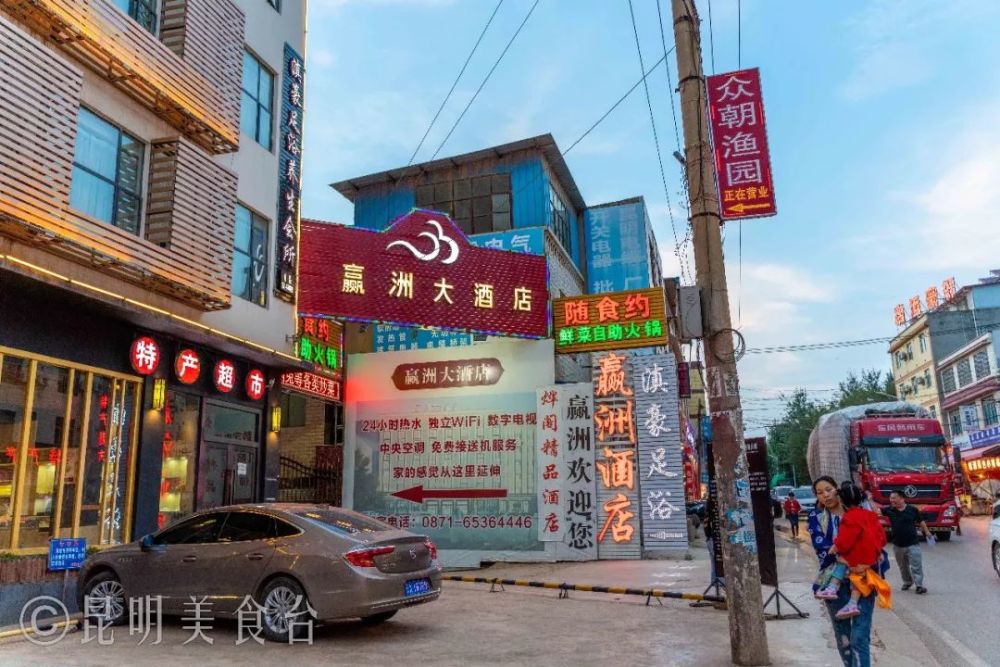 昆明大板桥最出名的火锅店,100多种菜品,村民当做"大食堂"