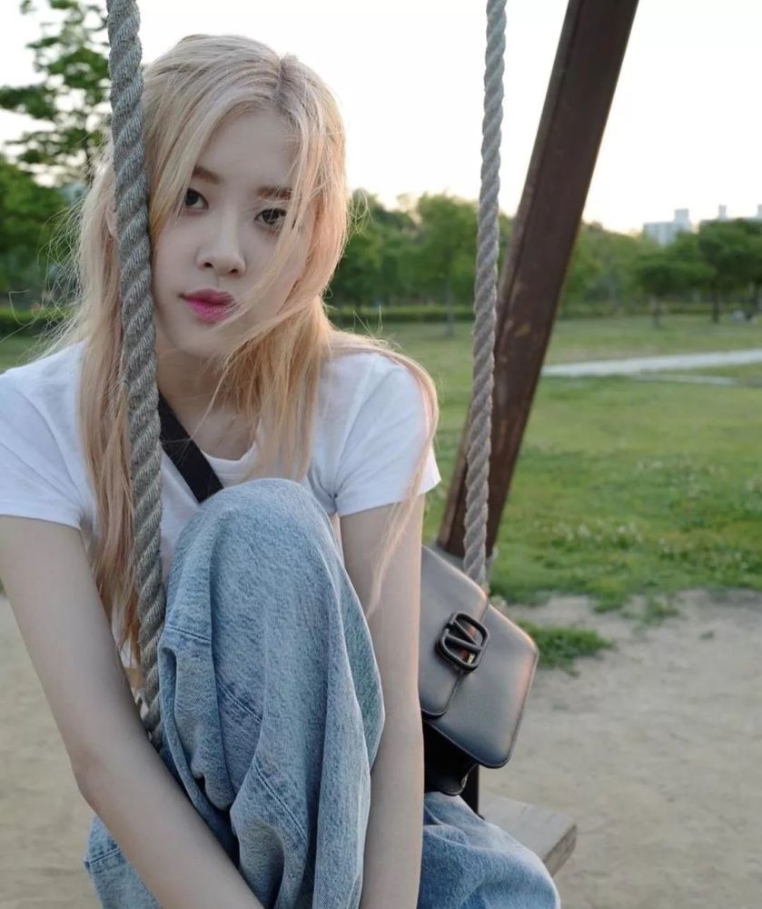 rose 朴彩英 夏日微风在吹 落日中的金发在闪耀 白t当然不会出错啦