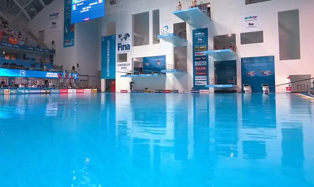 中国领世锦赛跳水首金,场馆设计大出洋相,运动员返场又爬又钻