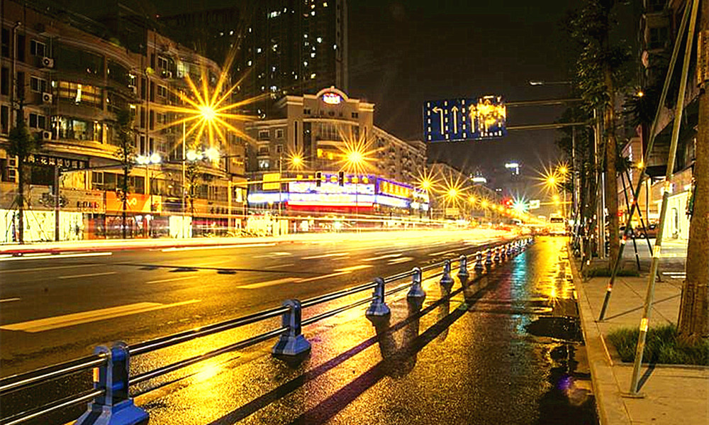 中国新一线城市成都和杭州,夜晚景色对比,差别还是非常大的