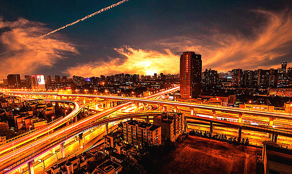 中国新一线城市成都和杭州,夜晚景色对比,差别还是非常大的