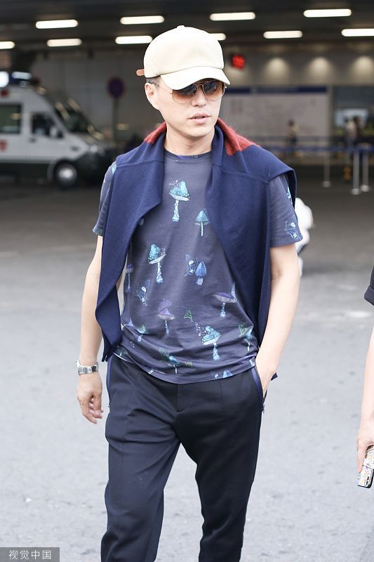 2019年7月13日,北京,靳东现身机场 43岁靳东机场秀!