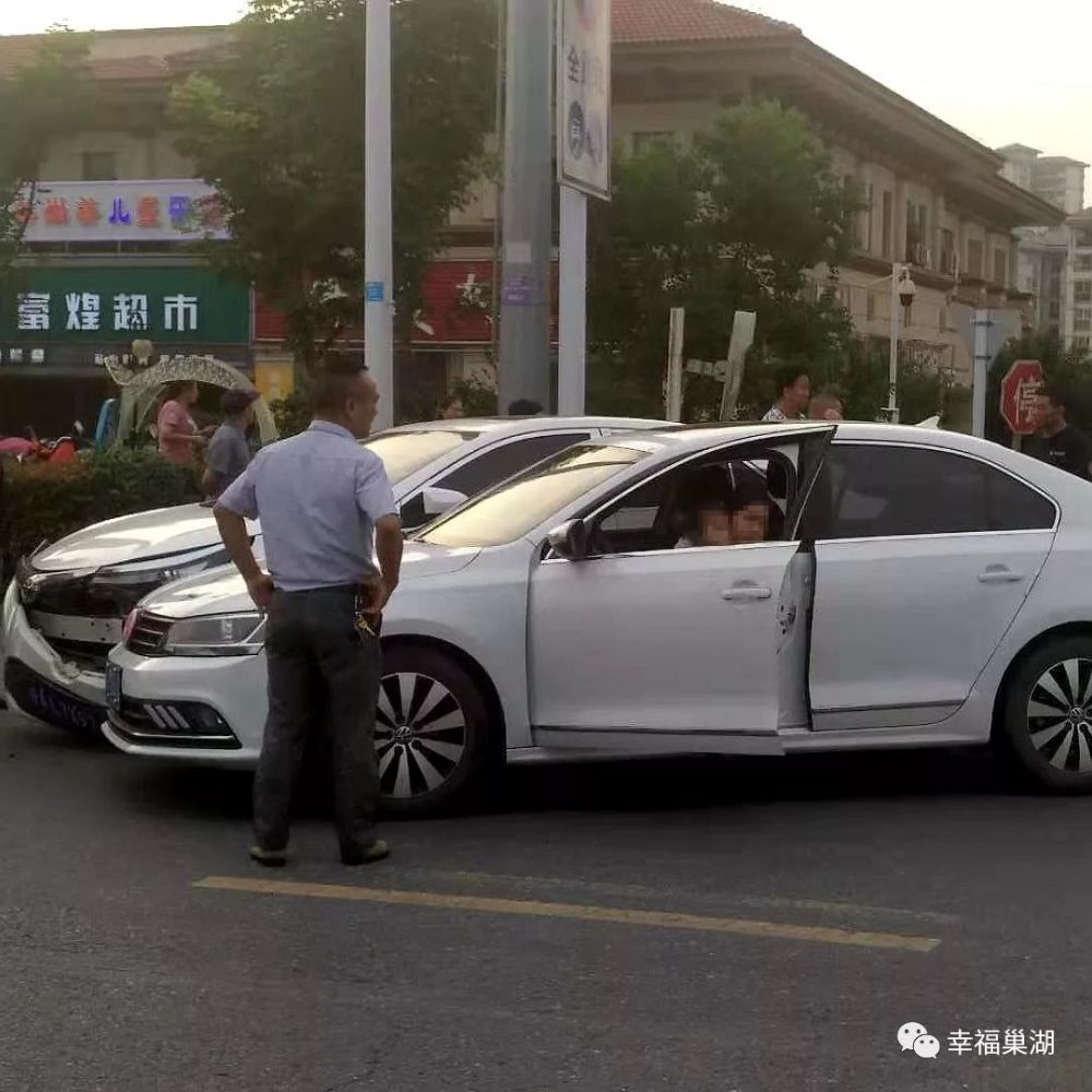 巢湖碧桂园小区路口一德系车撞日系车,原因是