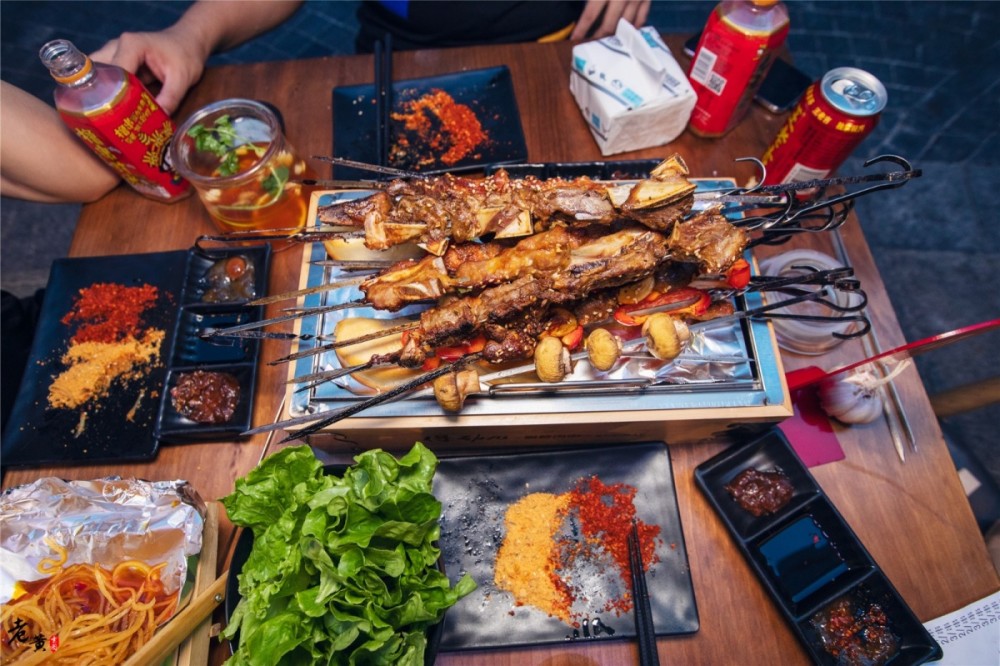 夏天来了,干喝啤酒没有肉岂能过瘾?成都这家焖烤店发出全城邀请